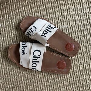 WOODY FLAT SANDAL LOGO RIBBO